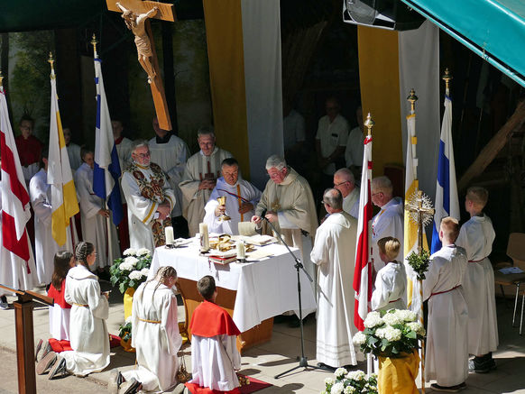 Festgottesdienst zum 1.000 Todestag des Heiligen Heimerads auf dem Hasunger Berg (Foto: Karl-Franz Thiede) Festgottesdienst zum 1.000 Todestag des Heiligen Heimerads auf dem Hasunger Berg (Foto: Karl-Franz Thiede)